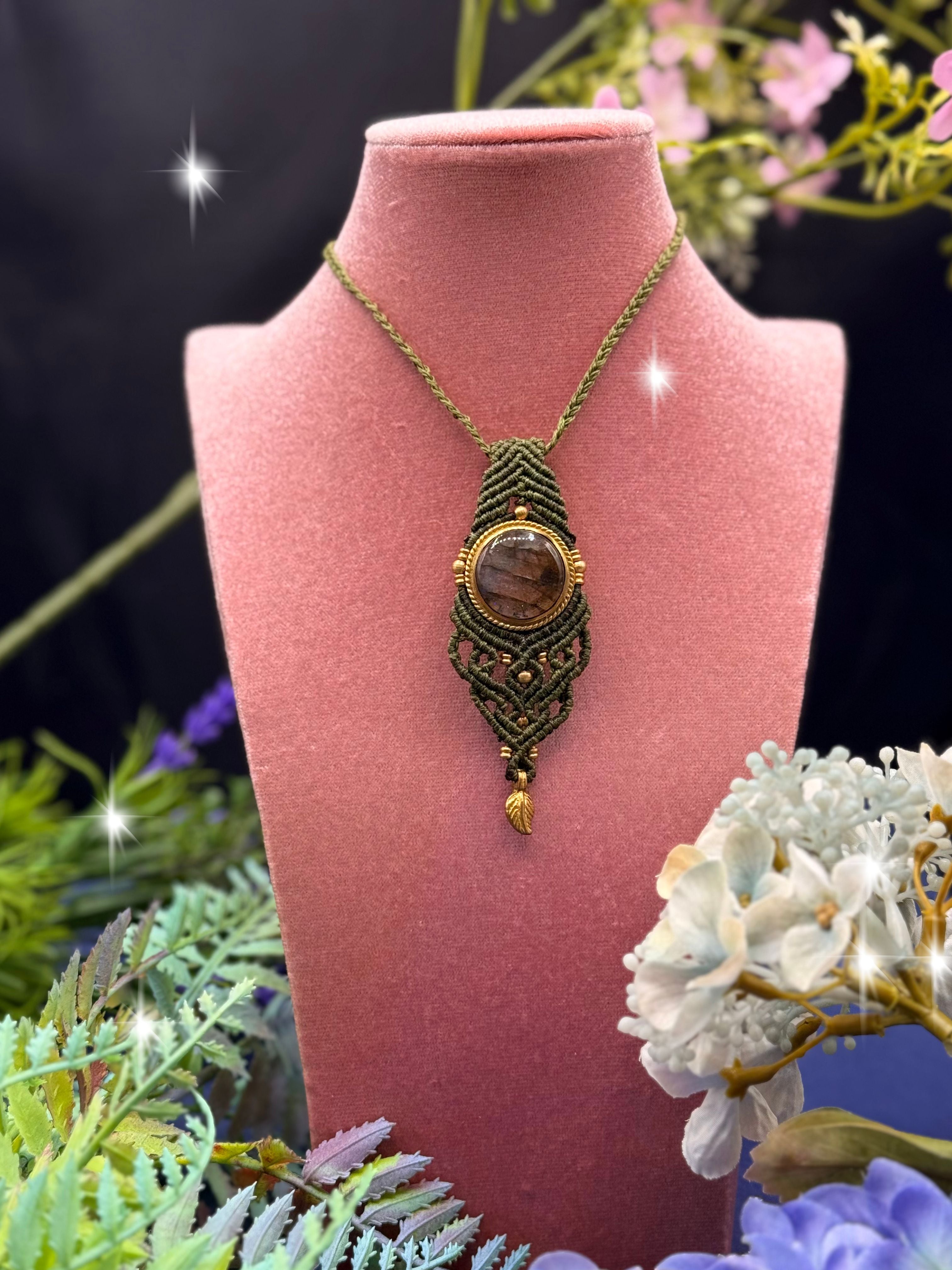 COLLAR LABRADORITA MACRAMÉ