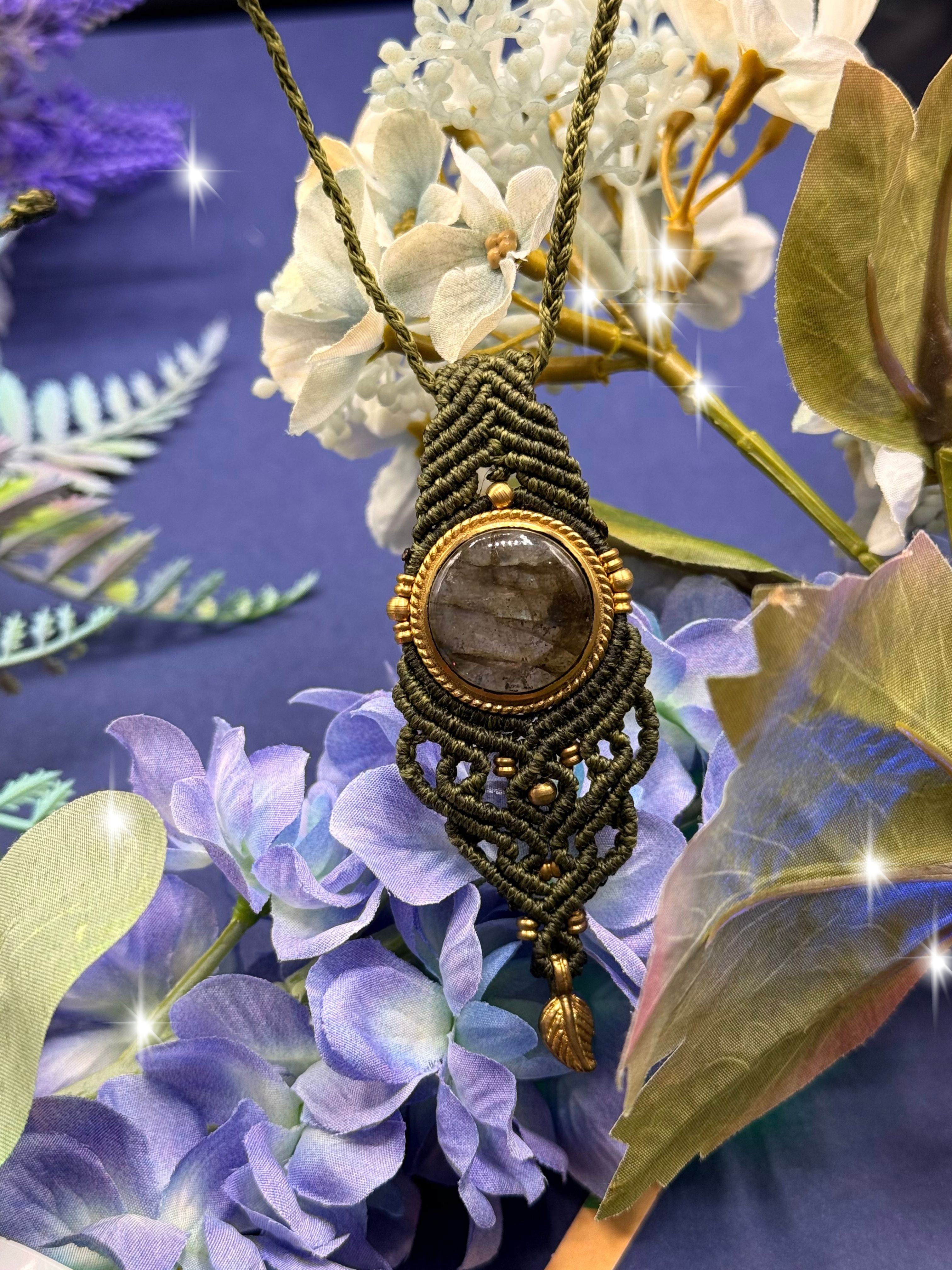 COLLAR LABRADORITA MACRAMÉ