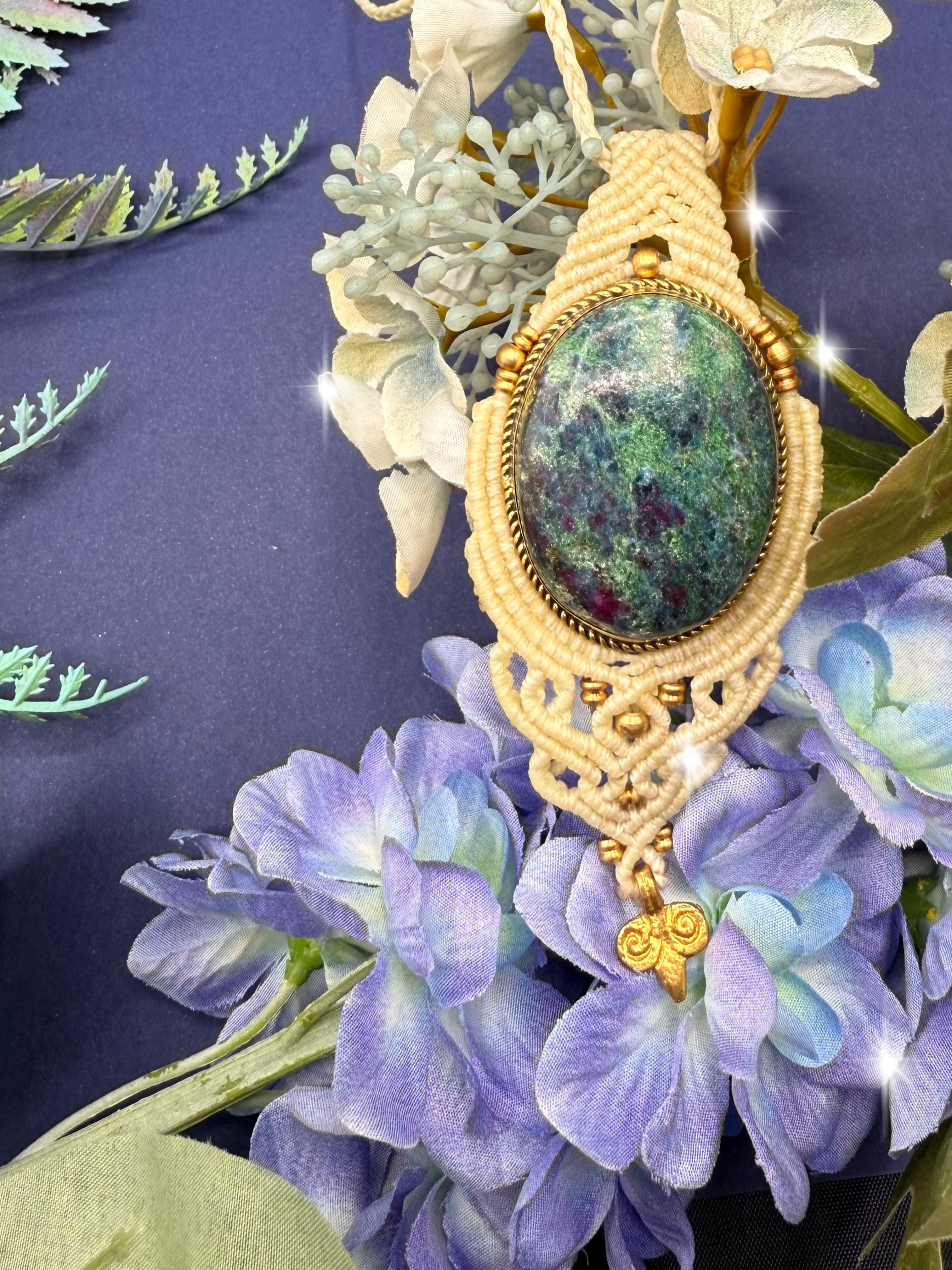 COLLAR RUBÍ EN ZOISTA MACRAMÉ